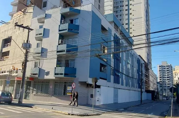 VENDA DE UM APARTAMENTO EDIFICIO LILIAN REGINA NO CENTRO DE ITAJAI SC.
