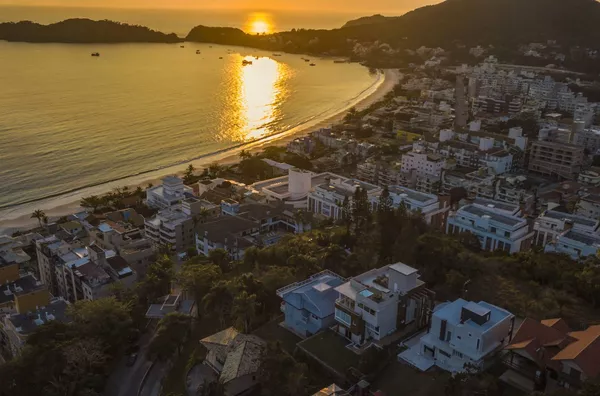CASA COM VISTA PANORÂMICA PARA O MAR – CENTRO DE BOMBINHAS