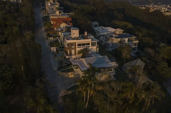 CASA COM VISTA PANORÂMICA PARA O MAR – CENTRO DE BOMBINHAS