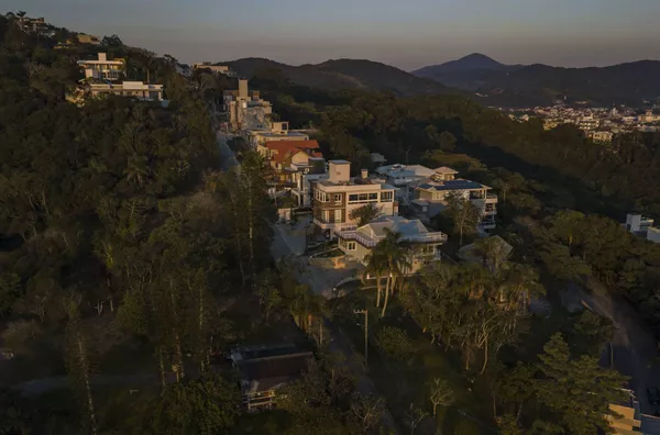 CASA COM VISTA PANORÂMICA PARA O MAR – CENTRO DE BOMBINHAS