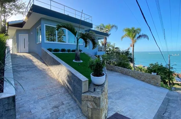 CASA COM VISTA PANORÂMICA PARA O MAR – CENTRO DE BOMBINHAS