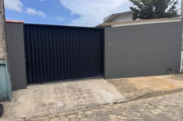 aluguel anual de uma casa com piscina em Porto Belo SC.