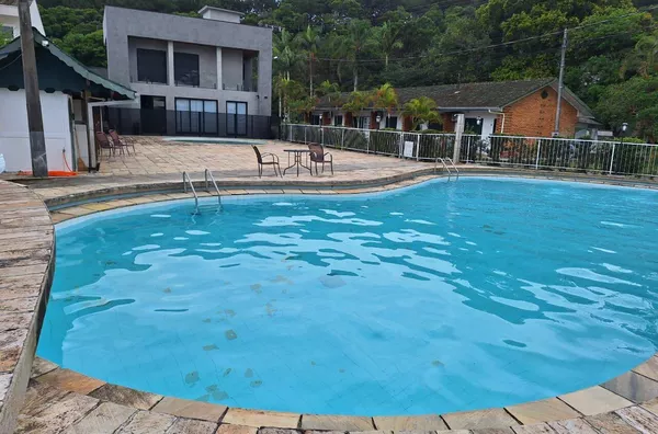TERRENO DE 958 m² COM 5 CABANAS + KITNET + CASA