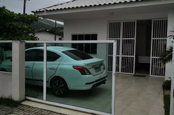 VENDA DE UMA CASA NO BALNEARIO PEREQUE PORTO BELO SC