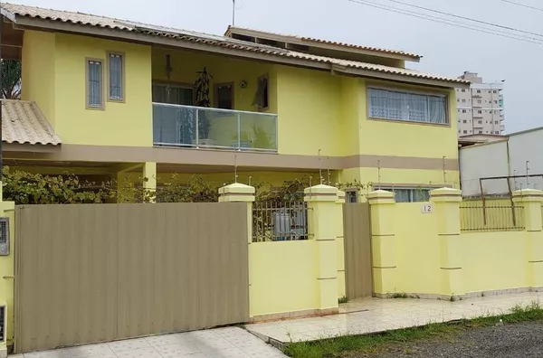 VENDA DE UMA  CASA NO PEREQUE PORTO BELO SC
