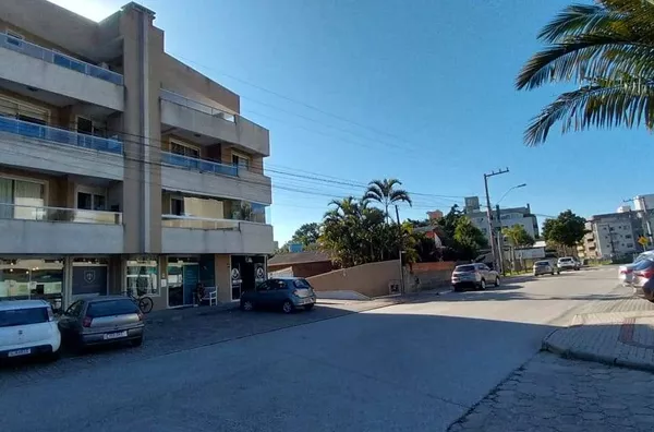 VENDE SE UMA COBERTURA EM BOMBINHAS/ BOMBAS