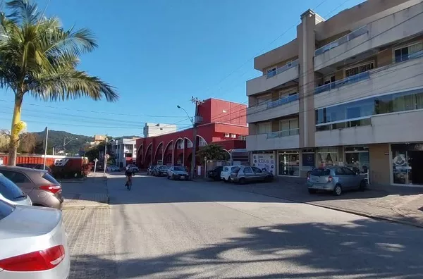 VENDE SE UMA COBERTURA EM BOMBINHAS/ BOMBAS