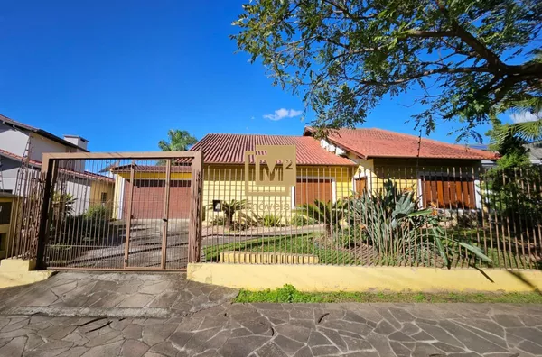 Casa à Venda em Sapiranga Centro com Piscina e Suíte