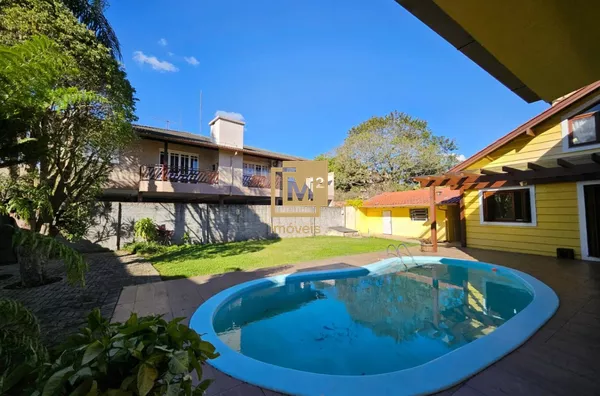 Casa à Venda em Sapiranga Centro com Piscina e Suíte