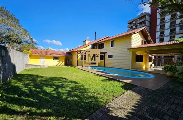 Casa à Venda em Sapiranga Centro com Piscina e Suíte