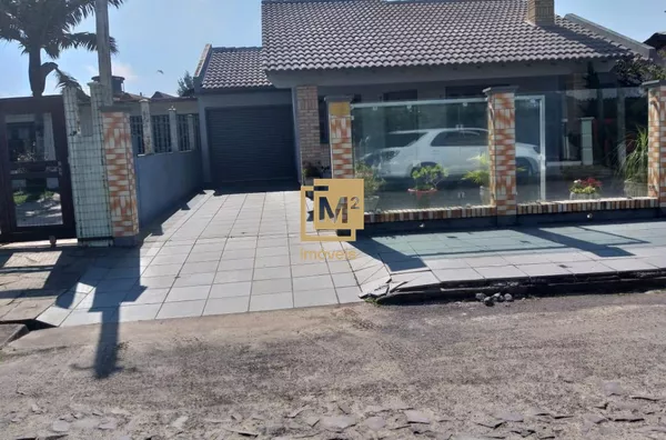 Casa na praia com 03 dormitórios e ótima localização