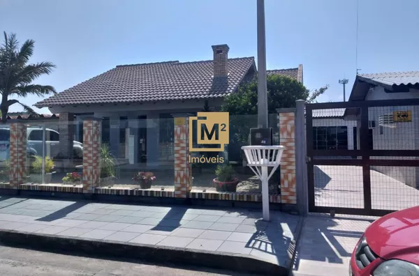 Casa na praia com 03 dormitórios e ótima localização