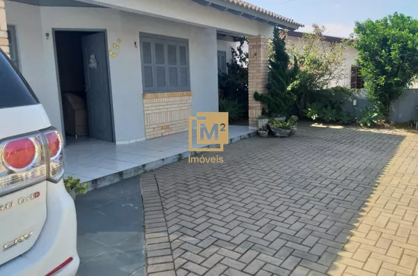 Casa na praia com 03 dormitórios e ótima localização