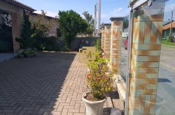 Casa na praia com 03 dormitórios e ótima localização