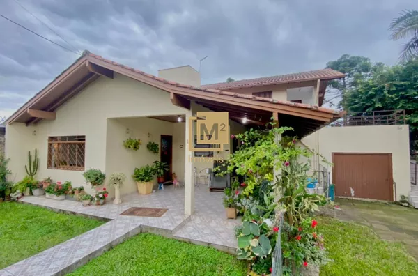 Casa com amplo terreno no centro de Sapiranga