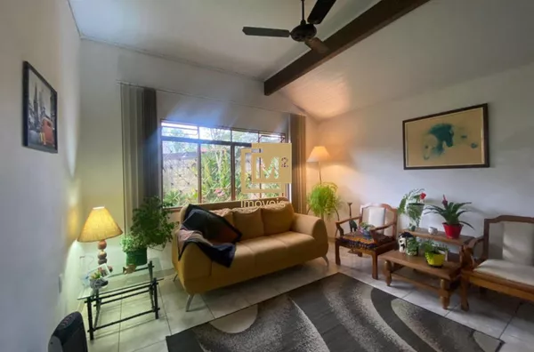Casa com amplo terreno no centro de Sapiranga