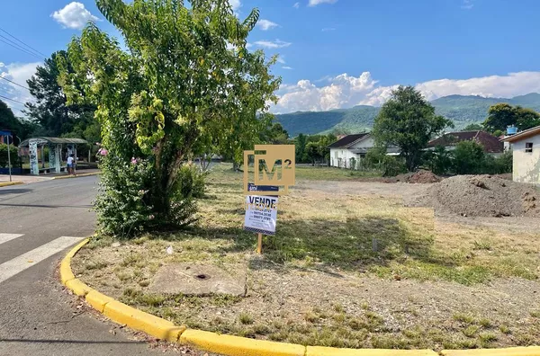 Terreno de esquina no Bairro Centenário.