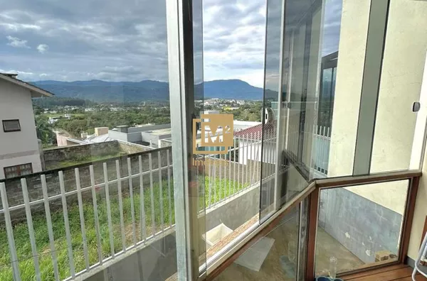 Sobrado com linda vista para o Morro Ferrabraz