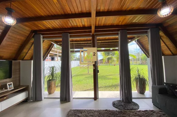 Lindo Sítio com piscina e cabana á venda.
