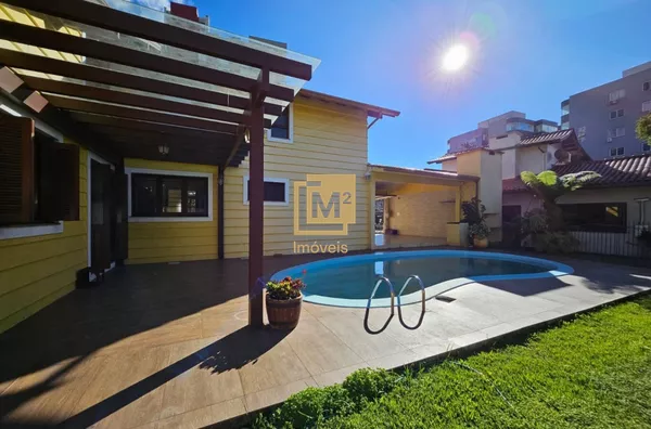 Casa à Venda em Sapiranga Centro com Piscina e Suíte