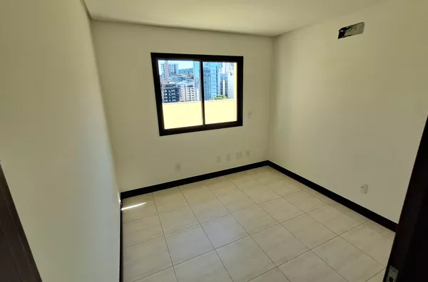 APARTAMENTO TRIPLEX, ED. ZULMA NASPOLINI MANIQUE - CRICIÚMA