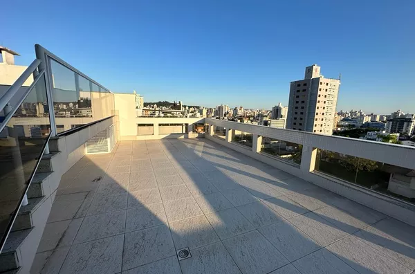 LINDA COBERTURA, SEMIMOBILIADA, NA ÁREA CENTRAL DE CRICIÚMA