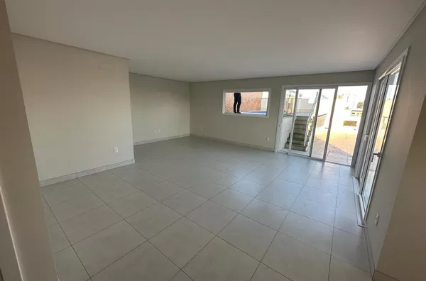 LINDA COBERTURA, SEMIMOBILIADA, NA ÁREA CENTRAL DE CRICIÚMA