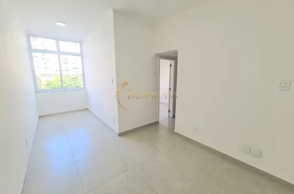 Apartamento Reformado à Venda em Ipanema | 50m², Vaga Escriturada, Próximo ao Metrô e Praia