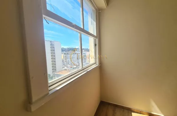Catete | Sala e Quarto | Vista Livre | Silencioso | Sol da Manhã | 37m² | Próximo ao Metrô