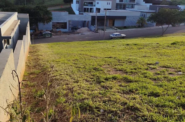 Terreno em condomínio de alto padrão