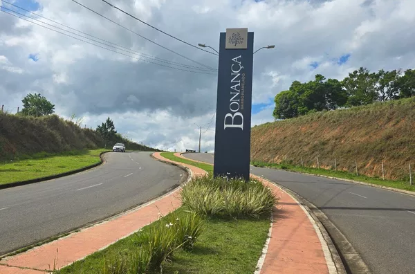 Não vendemos lotes de 250m². Vendemos sonhos, projetos, segurança, qualidade de vida, áreas verdes, lazer e um maravilhoso por do sol.