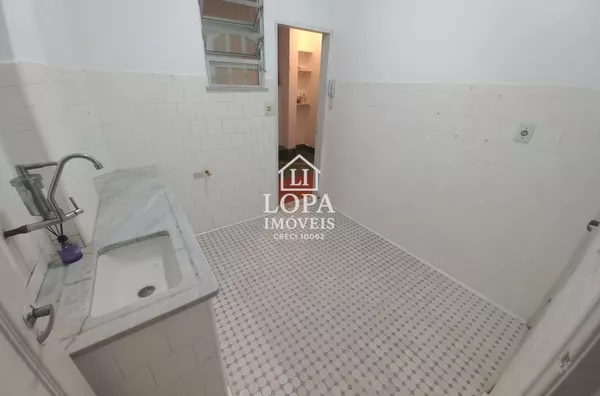 Apartamento com 1 quarto, 2 banheiros, dependência e área de serviço no Centro
