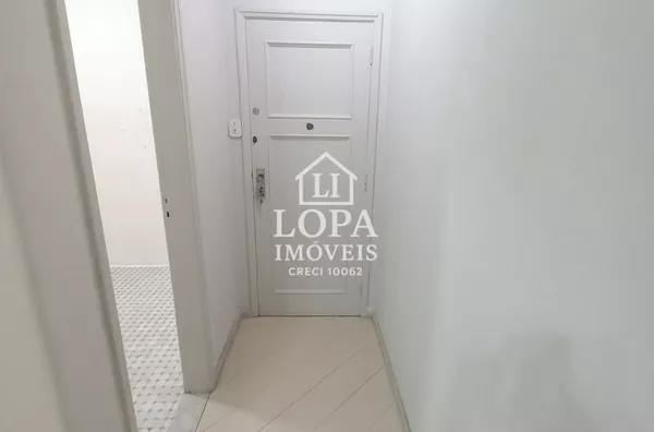 Apartamento com 1 quarto, 2 banheiros, dependência e área de serviço no Centro