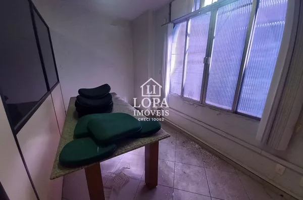 Sala Comercial com 2 banheiros, 1 cozinha e 77m² por R$ 180.000