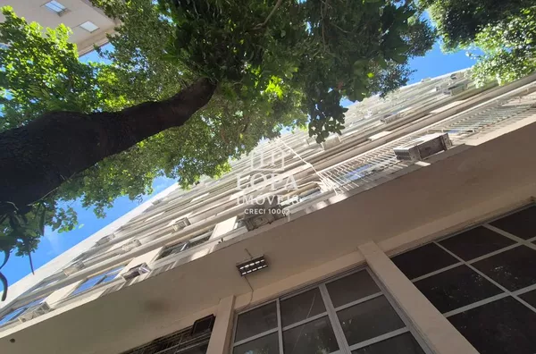 Lindo apartamento de três quartos em Botafogo