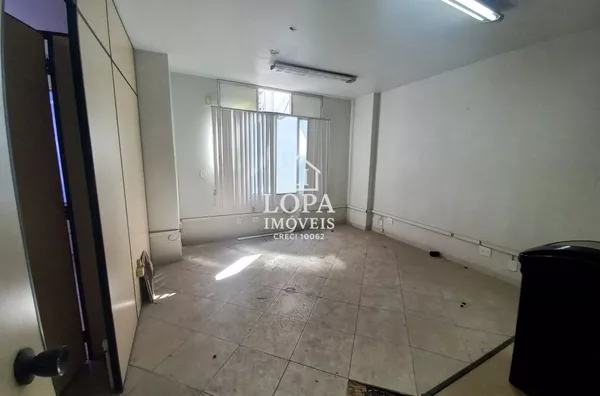 Sala Comercial com 2 banheiros, 1 cozinha e 77m² por R$ 180.000