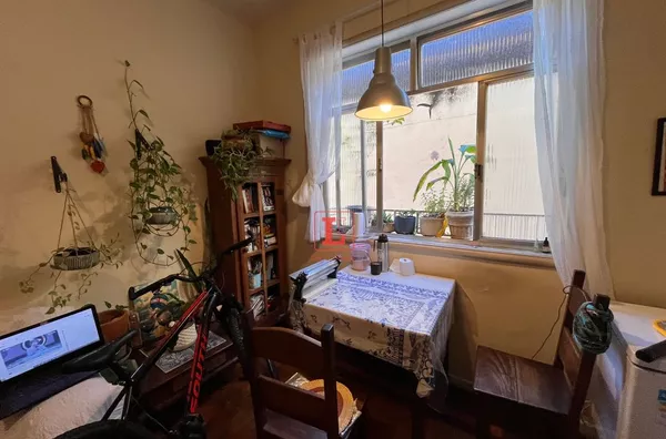 Apartamento  2 quartos+varandinha com 76m² na Rua Monte Alegre Santa Teresa