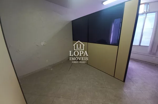 Sala Comercial com 2 banheiros, 1 cozinha e 77m² por R$ 180.000
