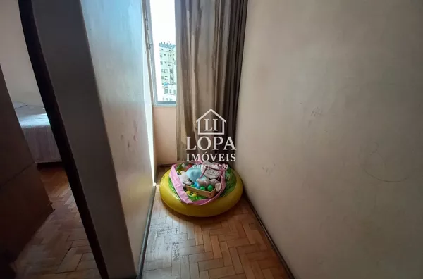 Apartamento à Venda com 2 quartos, 2 banheiros e quarto dependência