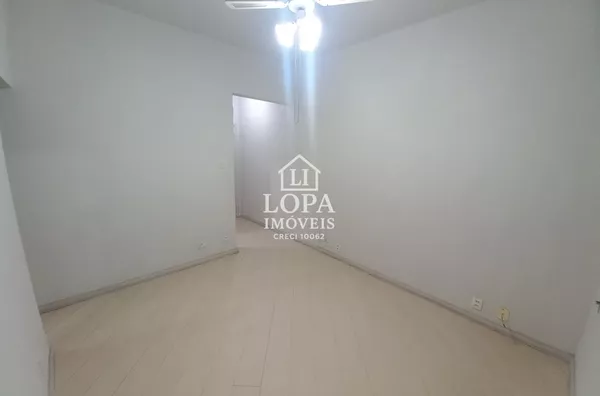 Apartamento com 1 quarto, 2 banheiros, dependência e área de serviço no Centro