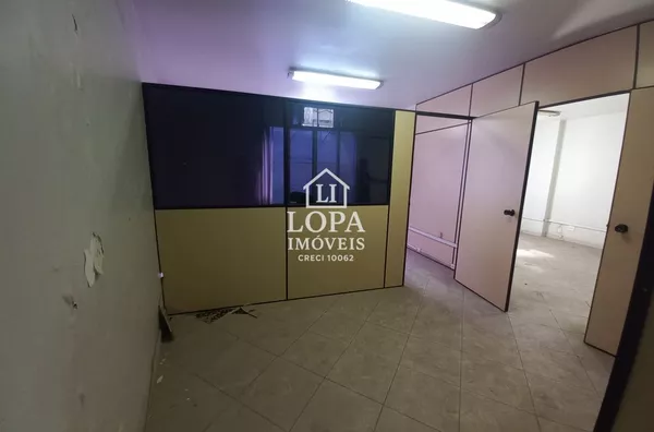 Sala Comercial com 2 banheiros, 1 cozinha e 77m² por R$ 180.000