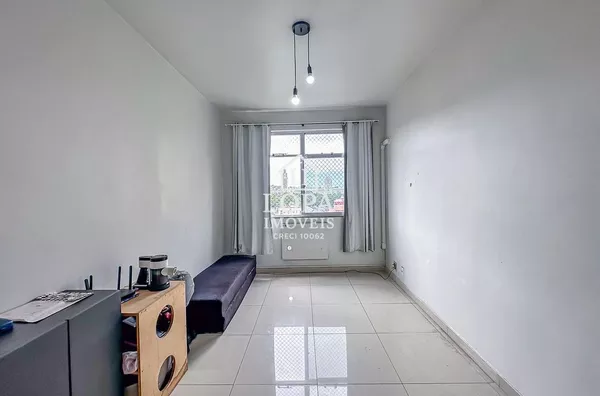 Apartamento de dois quartos com vaga de garagem
