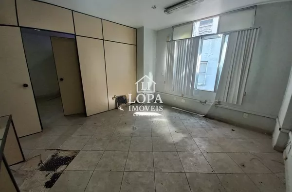 Sala Comercial com 2 banheiros, 1 cozinha e 77m² por R$ 180.000