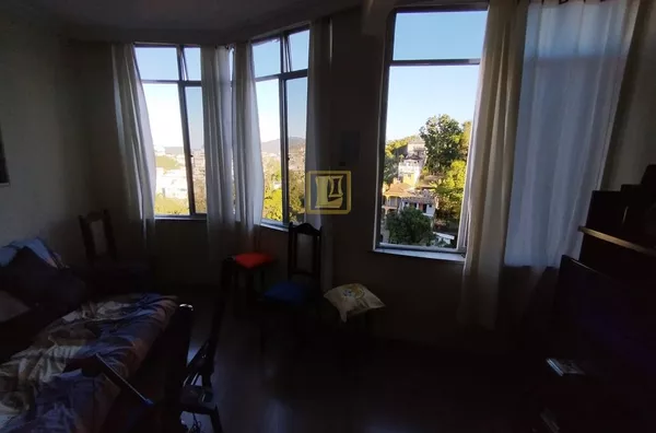 Apartamento em Santa Teresa com Dois Quartos e Dependência
