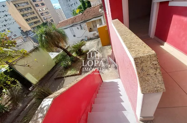 Casa com seis quartos reformada