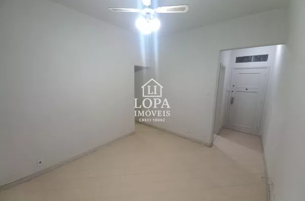 Apartamento com 1 quarto, 2 banheiros, dependência e área de serviço no Centro