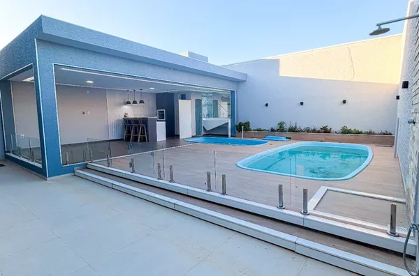 CASA DE ALTO PADRÃO NO CONDOMÍNIO JARDINS DA SERRA COM PISCINA E ENERGIA SOLAR