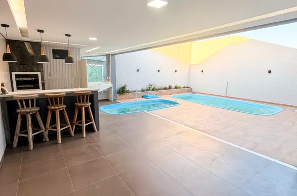 CASA DE ALTO PADRÃO NO CONDOMÍNIO JARDINS DA SERRA COM PISCINA E ENERGIA SOLAR