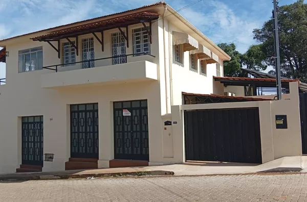 Aluga-se casa ampla com 5 quartos! Possui sala de TV, sala de jantar, cozinha, banheiros e sacada. Espaço e conforto para sua família. Venha conferir!