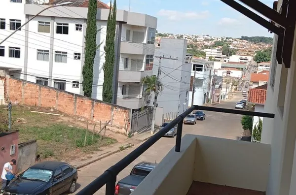 Aluga-se casa ampla com 5 quartos! Possui sala de TV, sala de jantar, cozinha, banheiros e sacada. Espaço e conforto para sua família. Venha conferir!